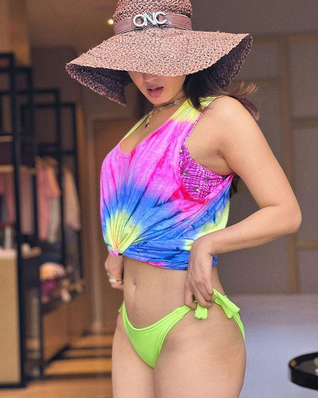 Staggering Poses Of Sonal Chauhan In Jeans